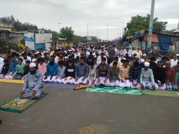 muslims-special-prayer-at-nagore-beach