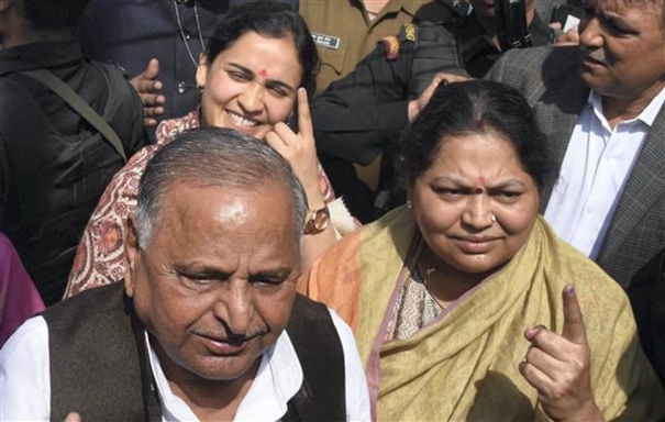 former-up-chief-minister-mulayam-singhs-wife-dies