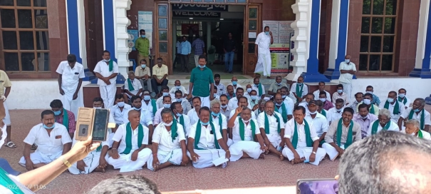 farmers-protest-at-the-collectors-office-demanding-that-the-guruvai-be-allowed-to-insure-the-crop