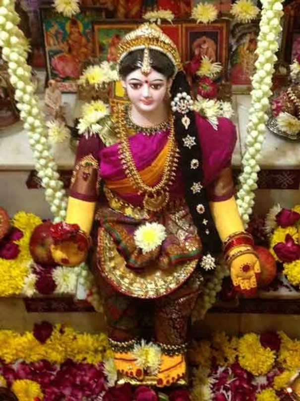 sandhadhi-sezhikka-seyyum-varalakshmi-poojai