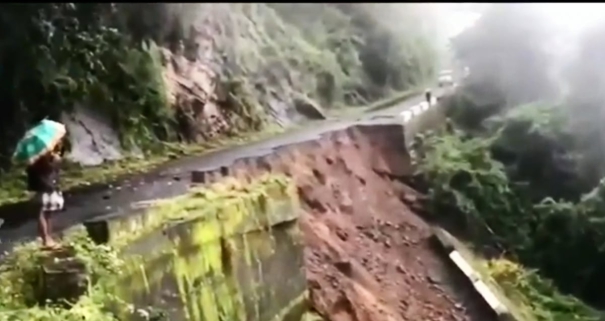 a-landslide-occured-at-kodaikanal-adukkam-road-due-to-heavy-rain