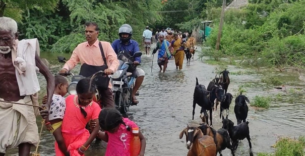 people-fleeing-the-town-due-to-the-flooding-of-the-kollidam-river