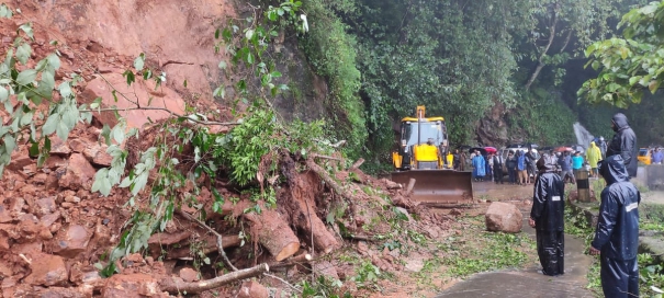 rainfall-in-nilgiris-landslide-rocks-rolling