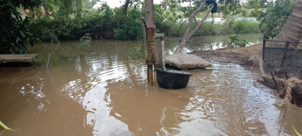 water-automatically-drains-without-hitting-the-hand-pump