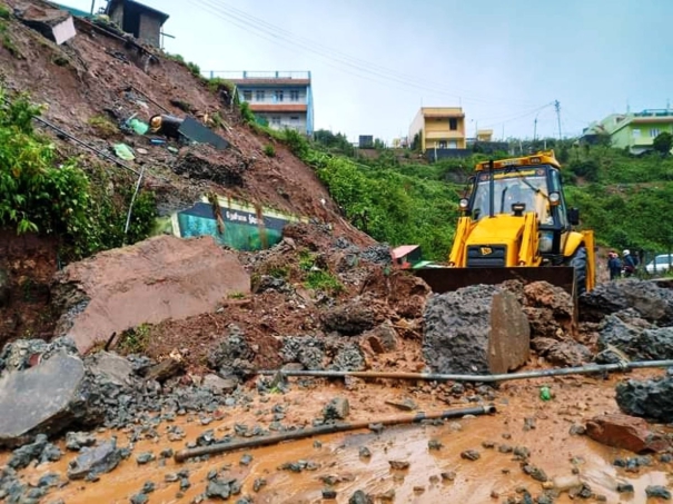 normal-life-affected-in-nilgiris-due-to-continuous-heavy-rains