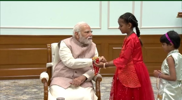 pm-modi-celebrate-raksha-bandhan-with-the-children-of-office-workers