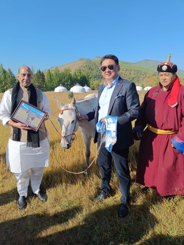 rajnath-singh-gifted-horse-by-mongolian-president