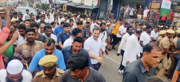 people-welcome-rahul-gandhi-in-kudalur