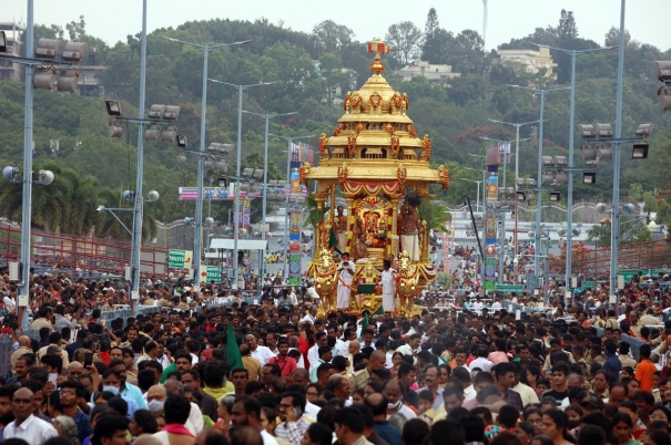 tirupati-brahmotsavam-malayapar-bhavani-in-golden-chariot