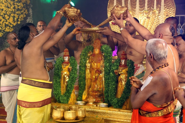 thiruppathi-brammorasvam-thirumanjana-sevai