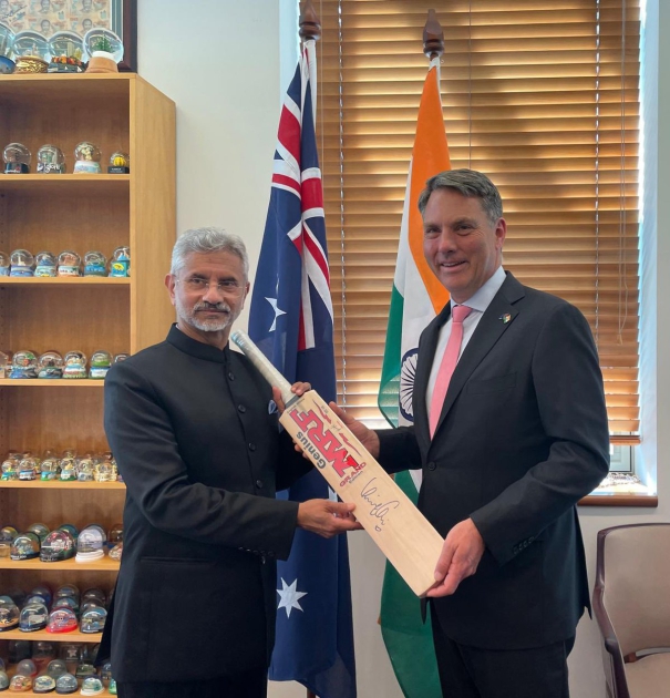 jaishankar-gifts-signed-bat-from-virat-kohli-to-australia-deputy-pm