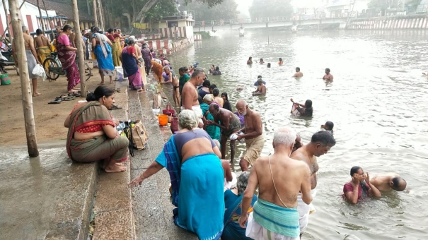 devotees-take-a-holy-dip-in-mayiladuthurai-cauvery-river-to-mark-the-beginning-of-tula-utsavam