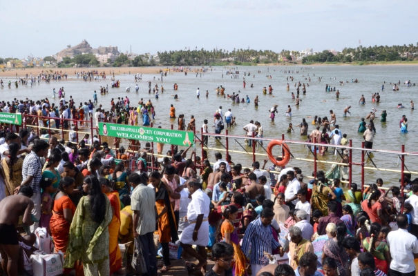 first-day-of-karthikai-cauvery-swim-to-remove-seven-birth-sins