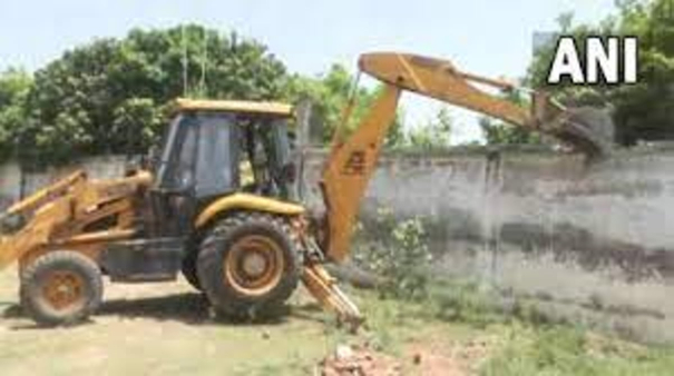 bulldozer-demolishes-mafia-house-in-up