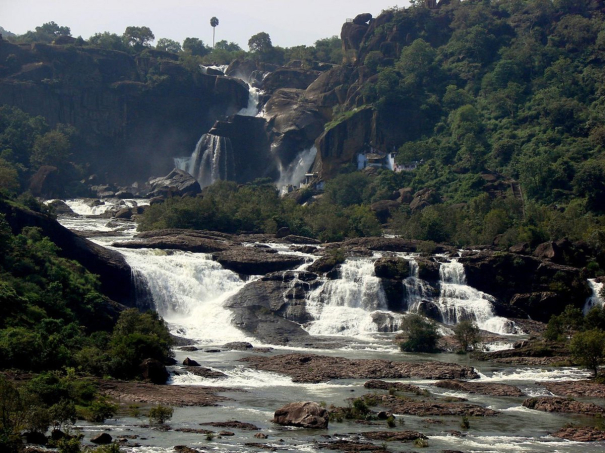 a-college-student-drowned-after-going-to-bathe-in-a-forbidden-waterfall