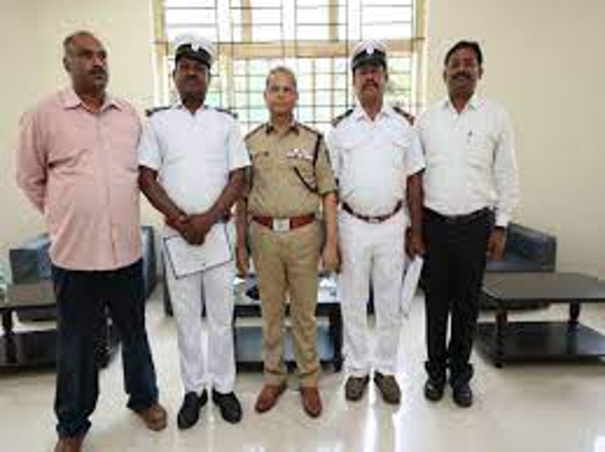 kudos-to-the-bus-driver-and-conductor-who-caught-the-thief-who-stole-5-lakhs-from-the-bus-passenger