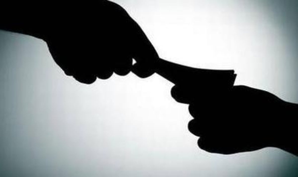 a-supervisor-who-asked-for-a-bribe-to-pay-the-bill-the-contractor-caught-red-handed