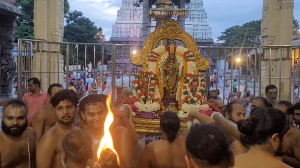 kanchipuram-varadaraja-perumal-temple-aani-matha-thiruvadi-kovil-procession-urchavam