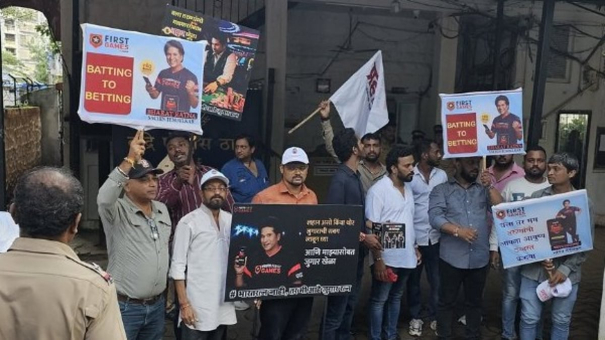 demonstration-in-front-of-sachin-tendulkar-house