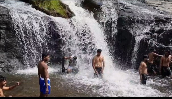 bathing-allowed-at-kumbakarai-falls