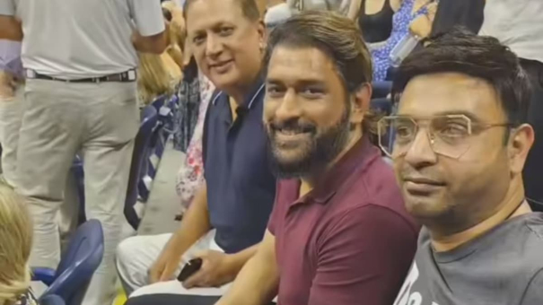 dhoni-watch-tennis-in-us-viral-video