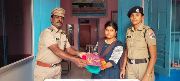 train-passenger-missing-the-bag-with-jewels-rpf-police-recover-and-hand-over-to-passenger