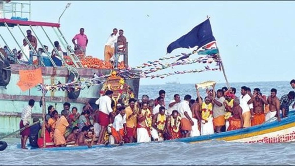 the-event-of-dropping-gold-fish-in-the-sea-celebration-in-nagai