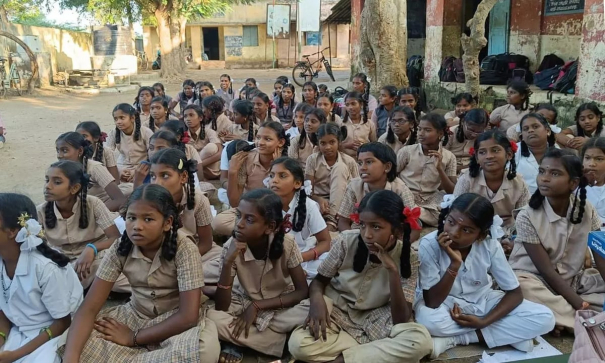 class-room-scarcity-students-in-study-under-the-tree