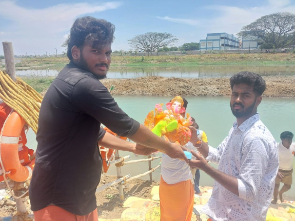 vinayagar-idols-immersing-in-lakes