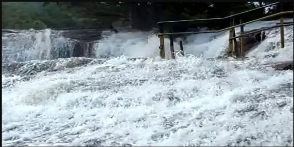 flooding-at-kumbakarai-falls