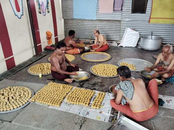 10-thousand-ladoos-prepared-at-erode-kasturi-aranganathar-temple