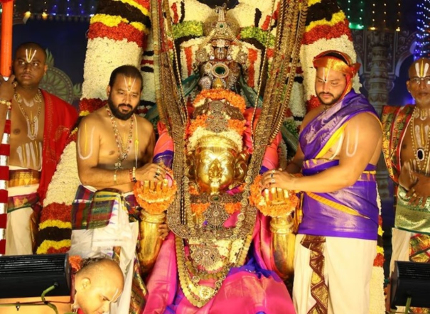 perumal-got-up-in-the-karuda-sevai-devotees-gathered-in-lakhs