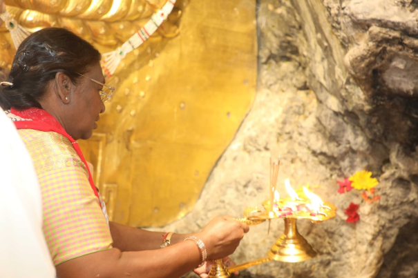 president-draupadi-murmu-offers-prayers-at-vaishnavi-devi-temple