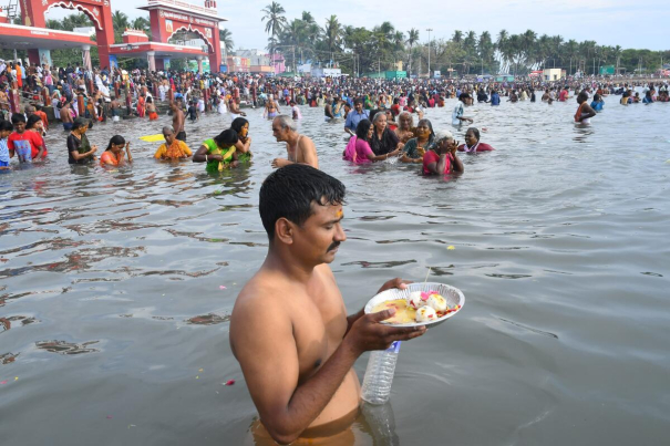 mahalaya-amavasi-devotees-gather-at-rameswaram-to-offer-darpanam-to-their-ancestors