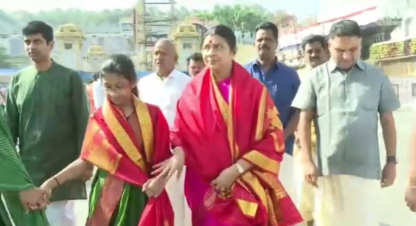 durga-stalin-offers-prayers-at-tirupati-temple