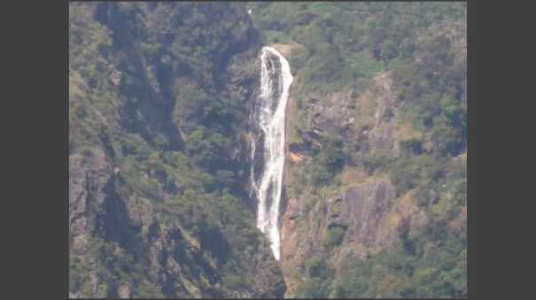 tourists-bath-in-catherine-waterfalls-in-a-dangerous-manner