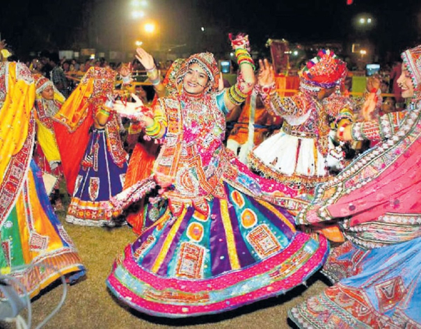 amazing-bank-employees-danced-garba-in-the-office