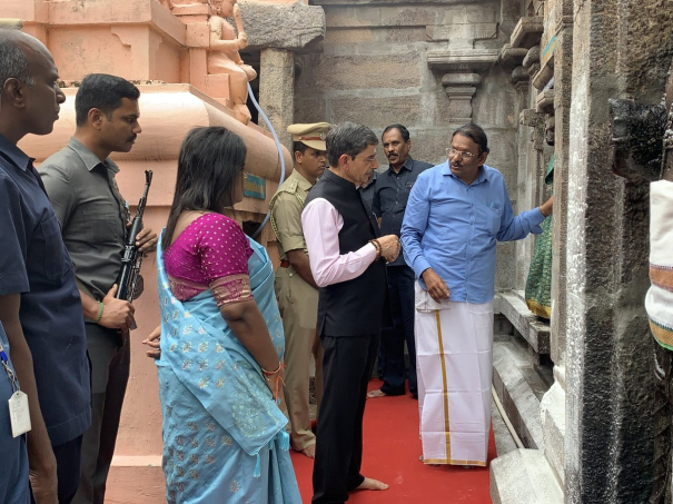 governor-ravi-sami-visits-thirumundeecharam-temple-examines-inscriptions