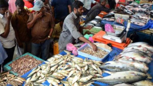 people-throng-in-kasimedu-fish-market-as-puratassi-closes