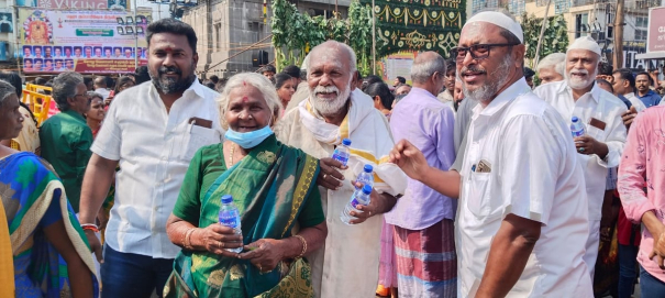 muslims-serve-20-thousand-water-bottles-in-salem-mariyamman-temple-festival