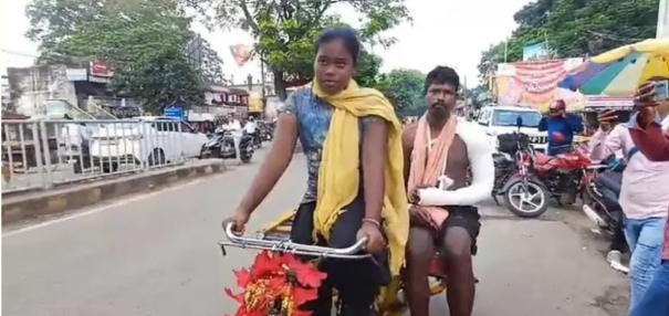 14-year-old-girl-carries-father-in-trolley-for-35-kms-for-treatment