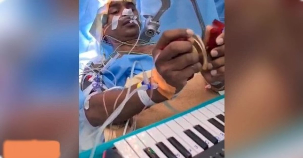 man-plays-piano-as-doctors-remove-brain-tumour