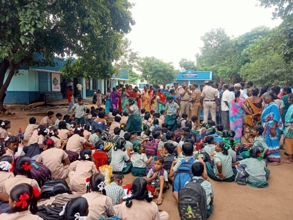 teacher-arrested-in-pocso-parents-students-protest-in-support-of-the-teacher