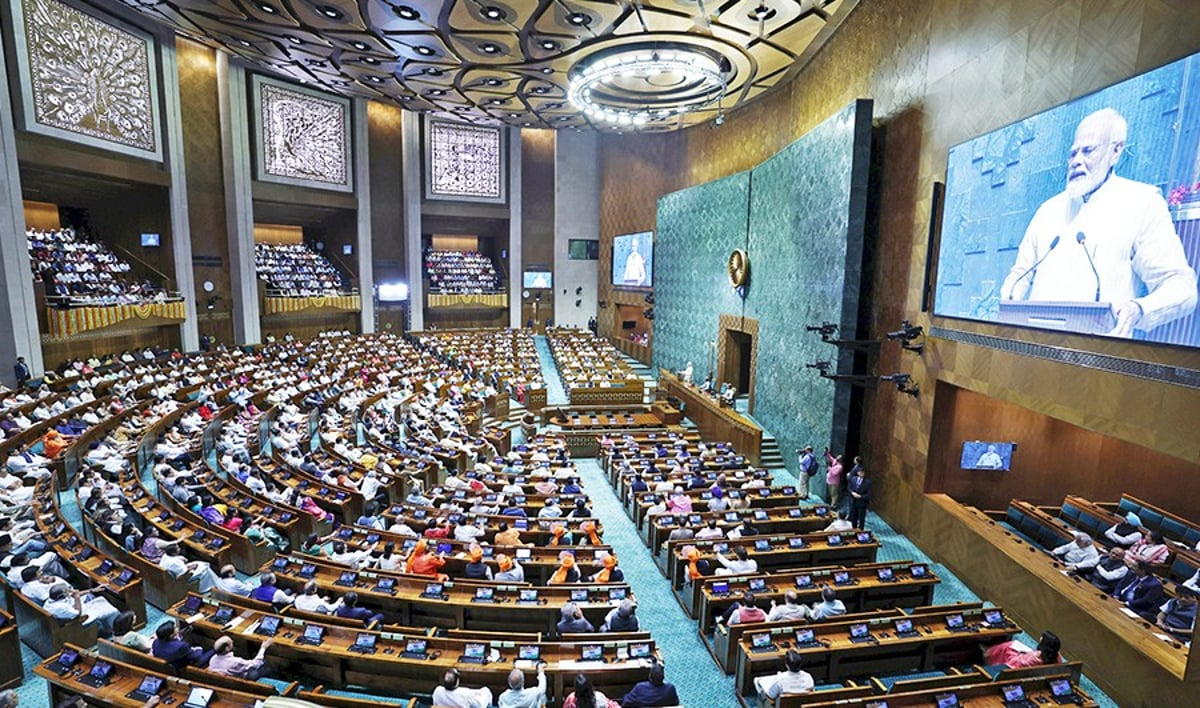 எதிர்க்கட்சியினர் அமளி–சபாநாயகர் மக்களவையை ஒத்திவைத்தார்…