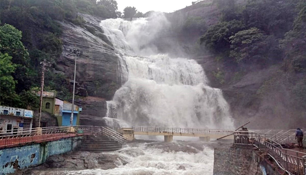 4th-day-ban-in-coutrallam-falls-due-to-heavy-water-flow