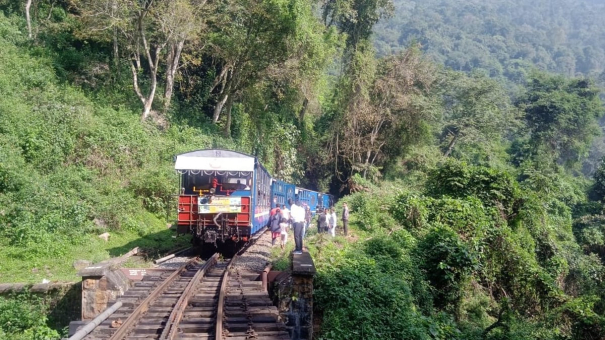 tourists-stranded-as-ooty-train-stops-midway