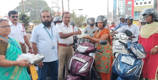 police-and-ngo-gift-1-kg-garlic-to-helmet-riding-two-wheeler-drivers-in-tanjore