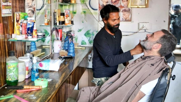 rahul-gandhi-at-a-saloon-in-uttarpradesh-during-election-campaign