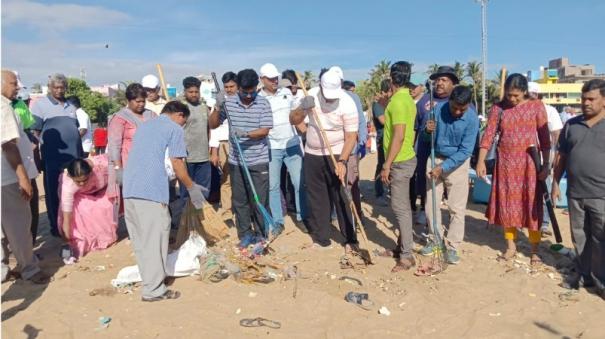 collector-along-with-volunteers-clear-garbage-in-kovalam-beach