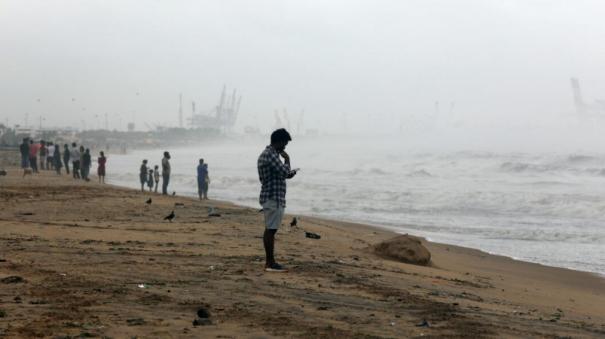 young-people-drinking-alcohol-with-their-girlfriends-at-marina-beach